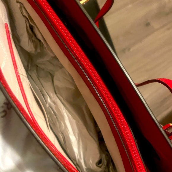 - Micheal Kors Tote Bag - Picture 5 of 6